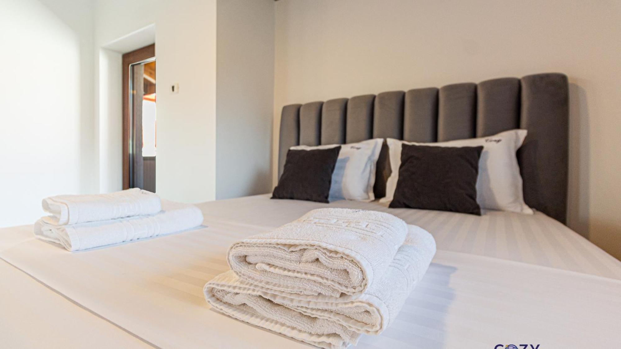 Cozy Brand New Boutique Aparthotel Brasov Bagian luar foto